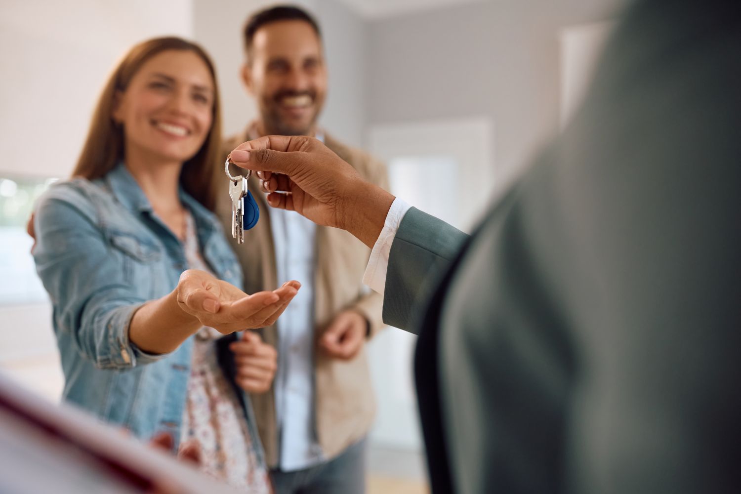Couple à la dernière étape de l’achat d’un bien immobilier